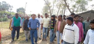 Maharajganj: DM, SP inspected the spot in the murder of two sadhus