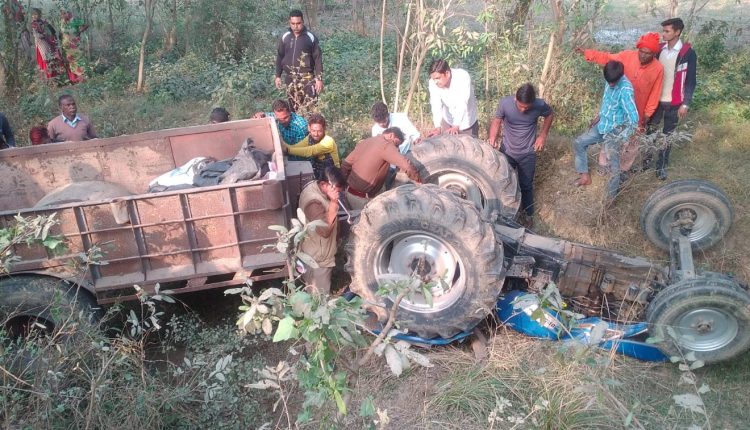 One killed, 1 injured when tractor trolley fell into a ditch uncontrolled