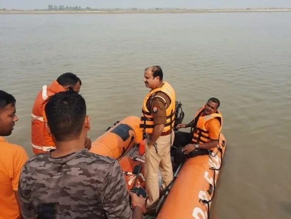Lost in the waves of the Ganges, no clue of the loving couple