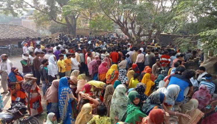 Murder of four people of the same family with a sharp weapon