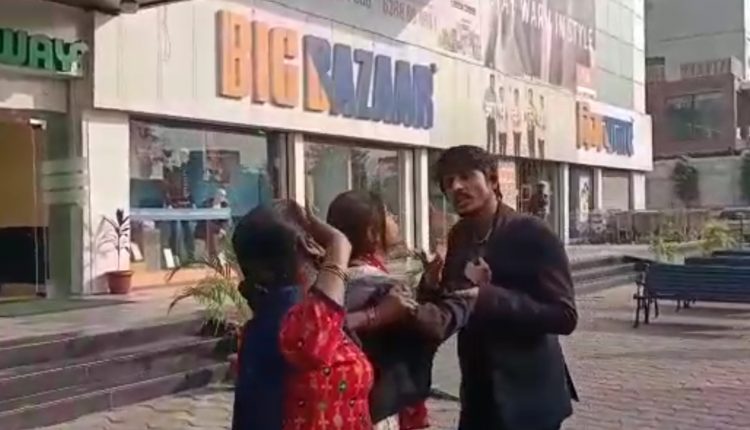 Lucknow: The girl and the mother beat up the young man outside the shopping mall