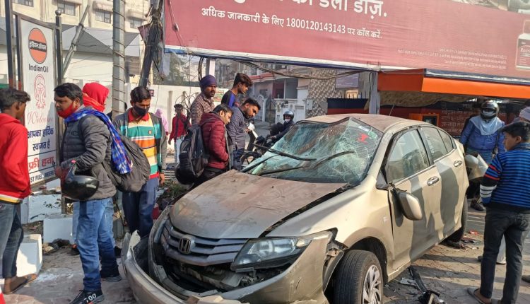 Speeding car rammed into the wall, 2 killed, 2 injured