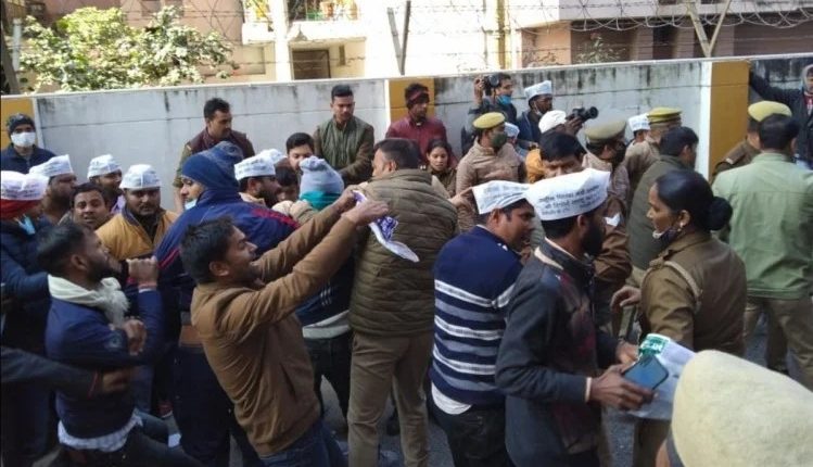 Hundreds of candidates demonstrated at the residence of Basic Education Minister Satish Dwivedi regarding reservation in 69 thousand teacher recruitment