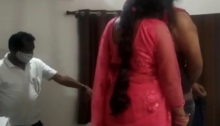 The lovers who stayed in the hotel by giving wrong information committed suicide by hanging