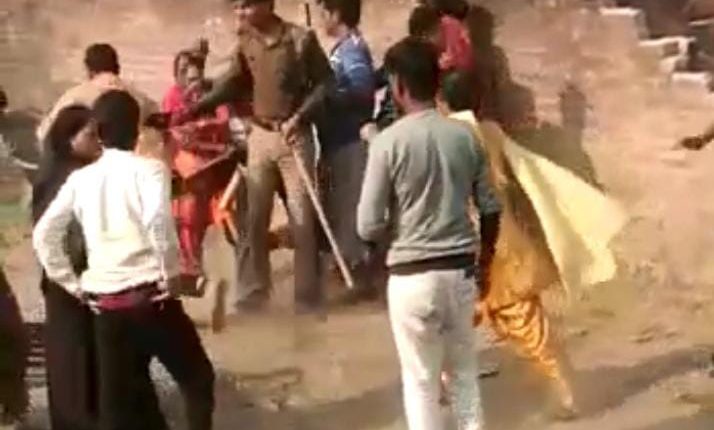 Police became a spectacle, sticks and sticks went in two sides, many injured