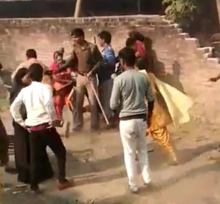 Police became a spectacle, sticks and sticks went in two sides, many injured