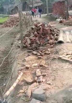 Dabangs occupy the way, District Panchayat member complains to DM