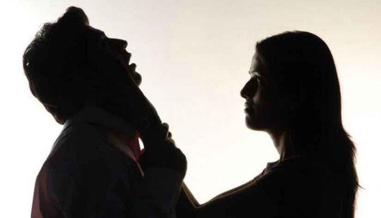 Girlfriend immersed in one-sided love shot her lover in film style while doing KISS