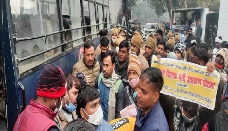 Demonstration outside Education Minister Satish Dwivedi's residence, police detained many candidates