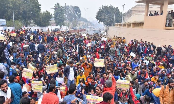 Lucknow: Candidates clash with security forces personnel in front of Vidhan Bhawan, know what is the whole matter