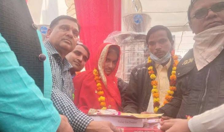 Brother and sister got married in a mass marriage in the greed of money