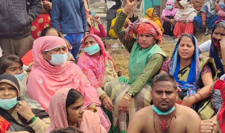 Angry due to non-construction of drain, 2 living people took mausoleum