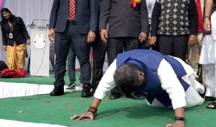 BJP National General Secretary Kailash Vijayvargiya did 59 pushups in 48 seconds