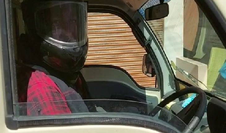 Banda: Due to the fear of the traffic police, the public was forced to wear a helmet in a four wheeler, know what is the whole reason