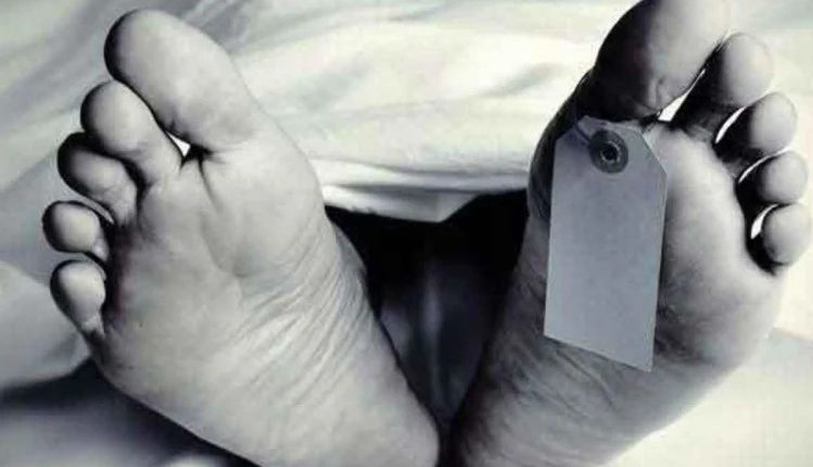 Strange incident, wife gave up her life on seeing her husband's body