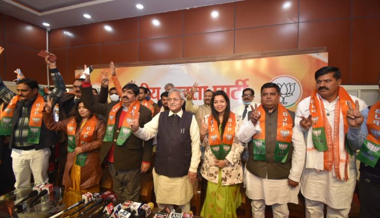 After reaching the headquarters of the BJP party, leaders and social workers of many parties took membership.