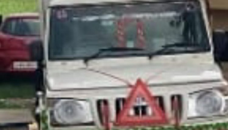 The villagers caught the pickup laden with cows and handed over to the police