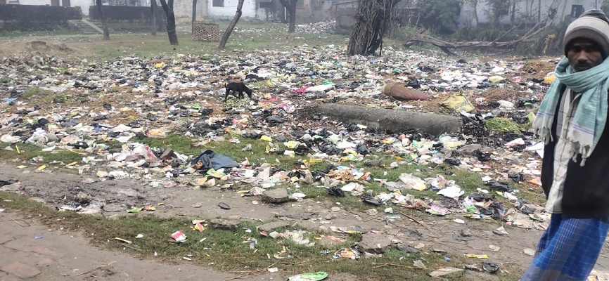 There is a pile of dirt in the village, the village head's house is shining