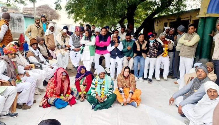 In SP- Lok Dal, women are respected in full swing, MLA candidate made woman sit on the ground