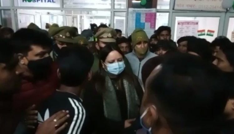 Halat reached the Tot Mill intersection to inquire about the people injured in the electric bus accident. hospital district magistrate