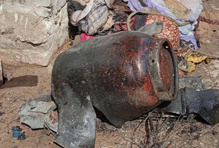 Traumatic accident, eight members of a family were scorched due to gas cylinder explosion