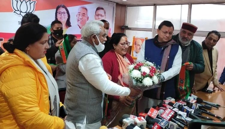 Uttarakhand: Big blow to Congress, Mahila Congress state president Sarita Arya joins BJP