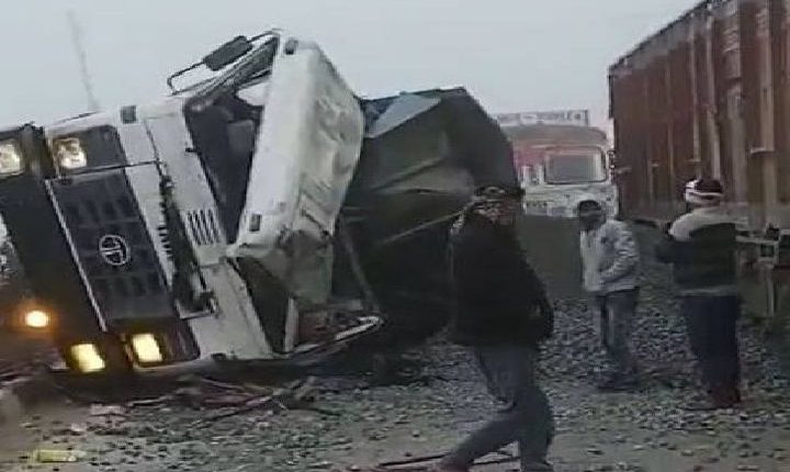 Dense fog hit Jalaun, 5 trucks and dumpers collided