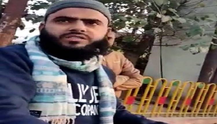 Let our government come, we will see you - the young man threatened the policeman for cutting the challan