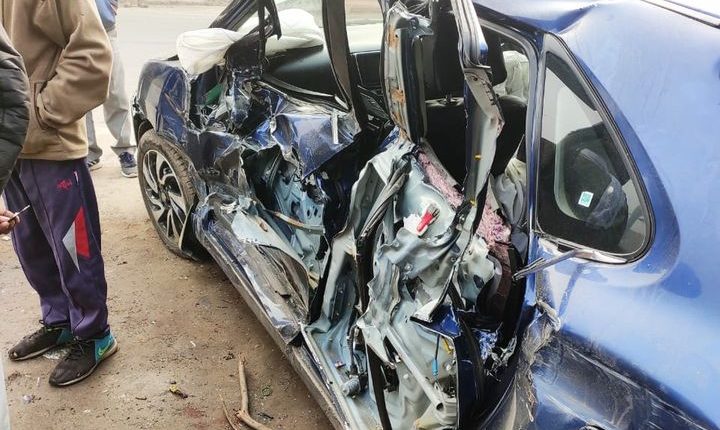 Truck hit the family car going to bathe in the Ganges, father-son died on the spotTruck hit the family car going to bathe in the Ganges, father-son died on the spot