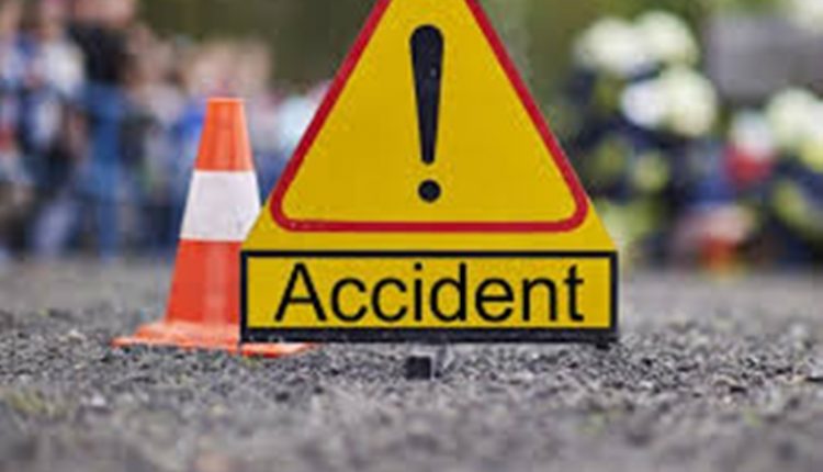 A child playing outside the house was hit by a loader, dies