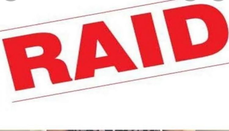 Raid in railway officer's house, five arrested and crores of rupees cash and gold found