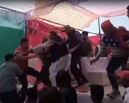 Supporters clashed in the race to garland in Swami Prasad Maurya's public meeting