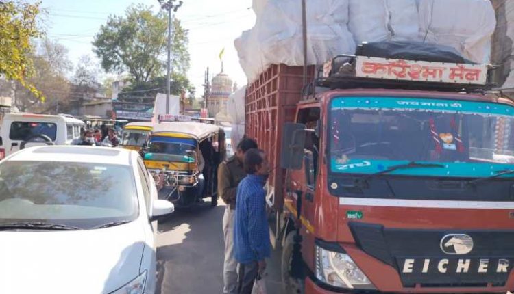 The truck driver absconded after sitting on the constable, there was a stir in the fascination