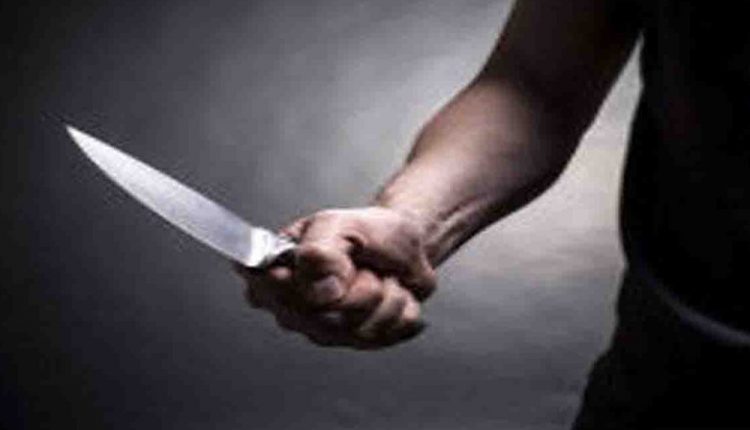 Neighbor stabbed the cleaning worker, died