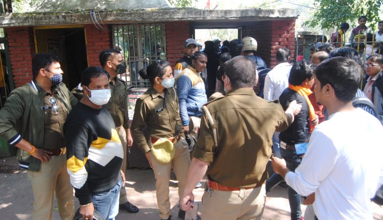 Bajrang Dal and Hindu Parishad workers molested lovers on Valentine's Day