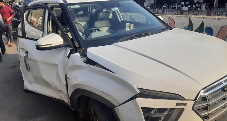 As soon as the door was opened, the speeding bus coming from behind trampled the chairman of the Board of Trade