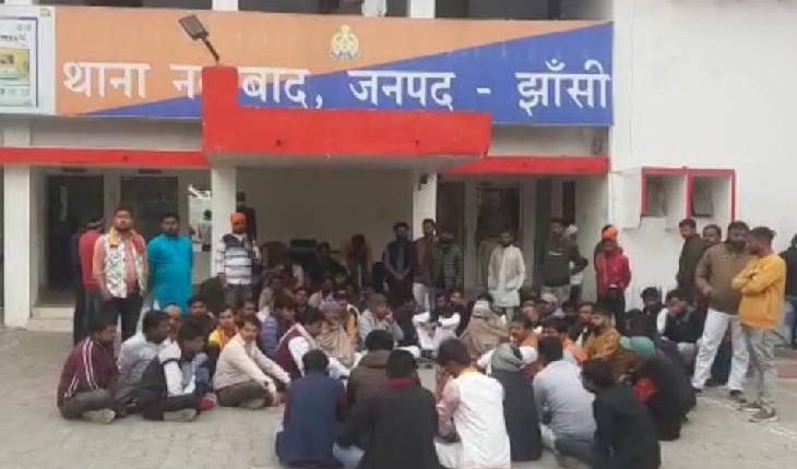 BJP-SP supporters clash in Jhansi, two BJP MLAs sitting on dharna in police station