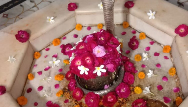 Rameshwarnath temple, Kaleshwarnath temple and other pagodas on Mahashivratri, crowds of devotees gathered, bomb-bombs were chanted.