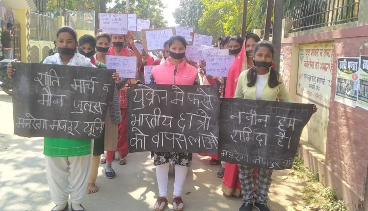 Kishori Yuva Manch took out a silent procession to protest the death of an Indian student in Ukraine
