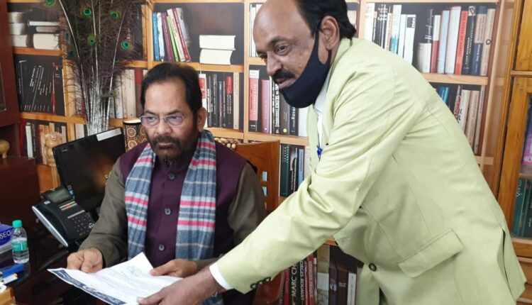 Letter handed over to Union Minister to link journalists with Ayushman Bharat scheme