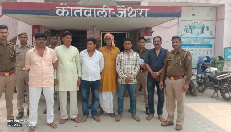 Etah: The miscreants pelted stones and fired on the police who arrived to resolve the dispute, three soldiers injured