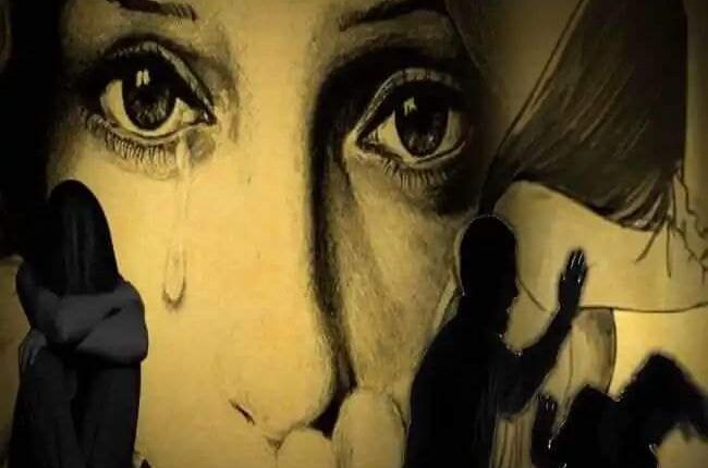 Thrown from the moving train after beating up the wife, the woman was tormented for four hours on the track