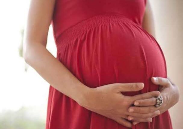 Pregnant women must keep these special things in mind while playing Holi