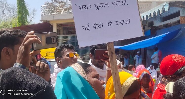 To remove the liquor shop, the women showed arrogance, and pelted stones