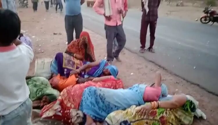 Bus collided with boring car, more than half a dozen injured, police reached the spot admitted to Rithi Community Health Center