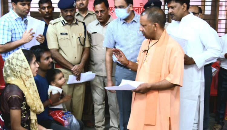 Chief Minister listened to the public problems of the people at Hindu Seva Ashram