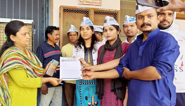 Expressed anger over Sidhi case: workers in Multai said if TI and policeman are not sacked, they will agitate