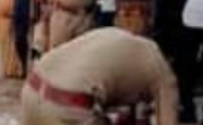 While crossing the road, the trailer crushed the young man, pain nose died on the spot