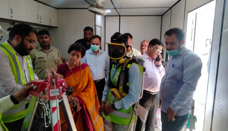 The mayor said that no employee should enter the manhole without cleaning equipment