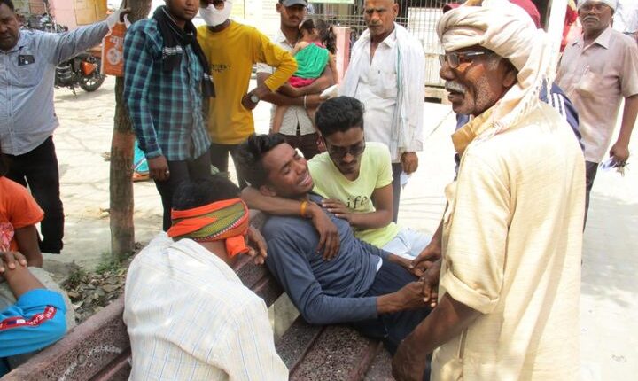 2 laborers who landed in the pit to repair the hand pump fell unconscious, 1 died